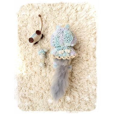 羊毛フェルト猫／チンチラシルバー／うさ耳ポンチョ｜手編みと
